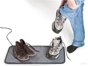 Wet shoes as a result of the development of fungi on foot nails